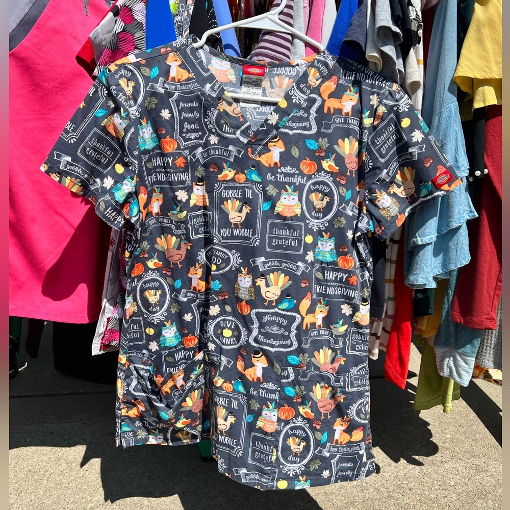 Womens Scrub Top - Thanksgiving Pattern